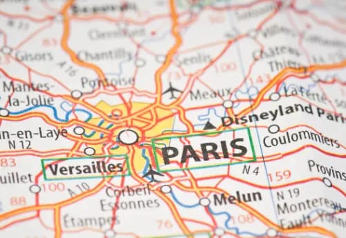 Photo d'une carte papier de Paris avec les villes aux alentours