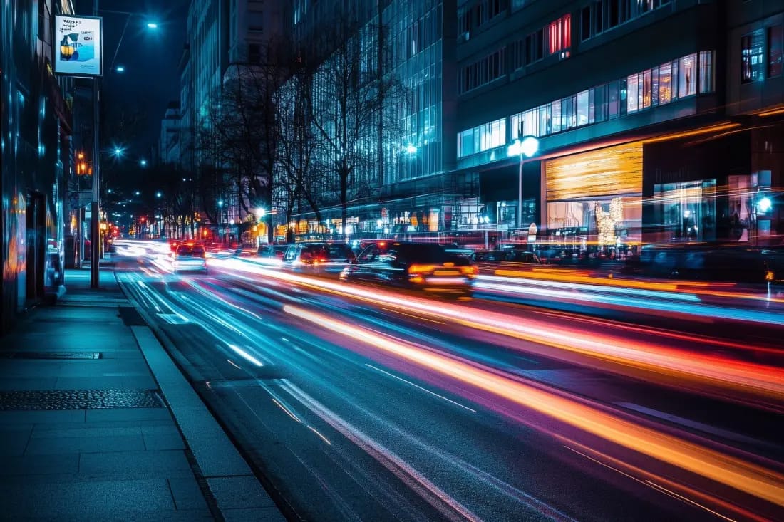 Files de voitures de nuit dans la ville. 