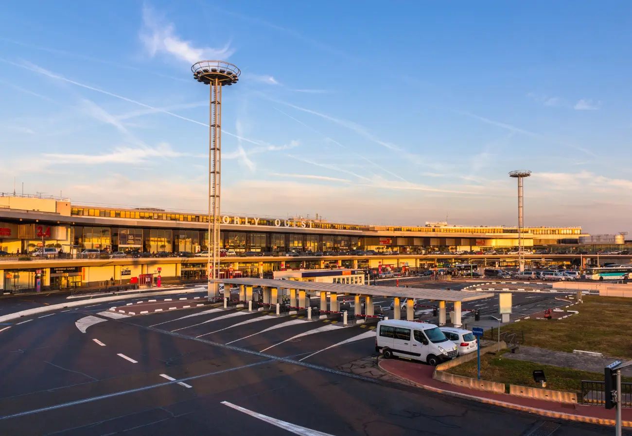 Photo de l'aéroport d'Orly au niveau du parking. 