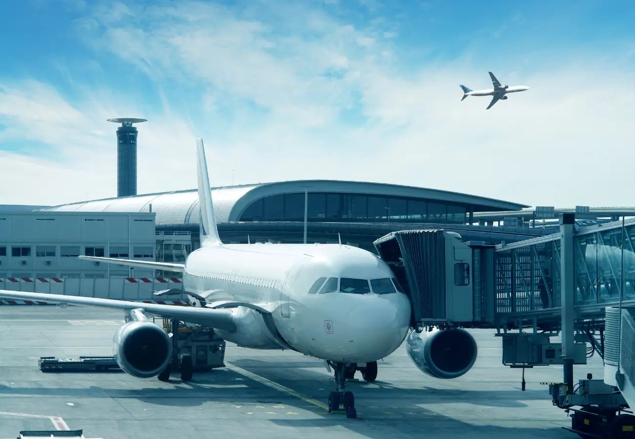 Photo d'un avion devant un aéroport 