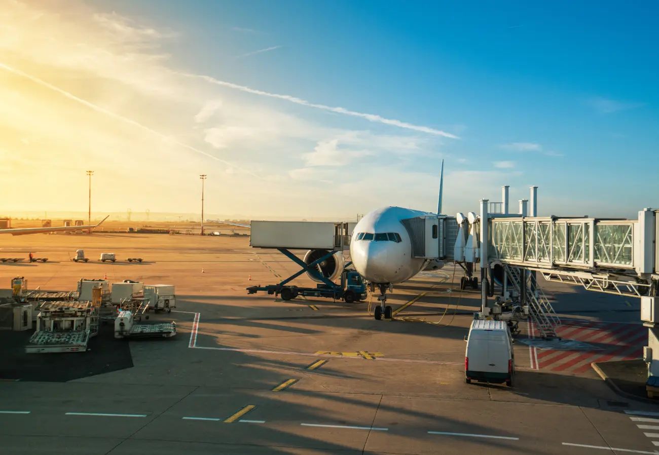 Avion avec pont pour embarquer les passagers.