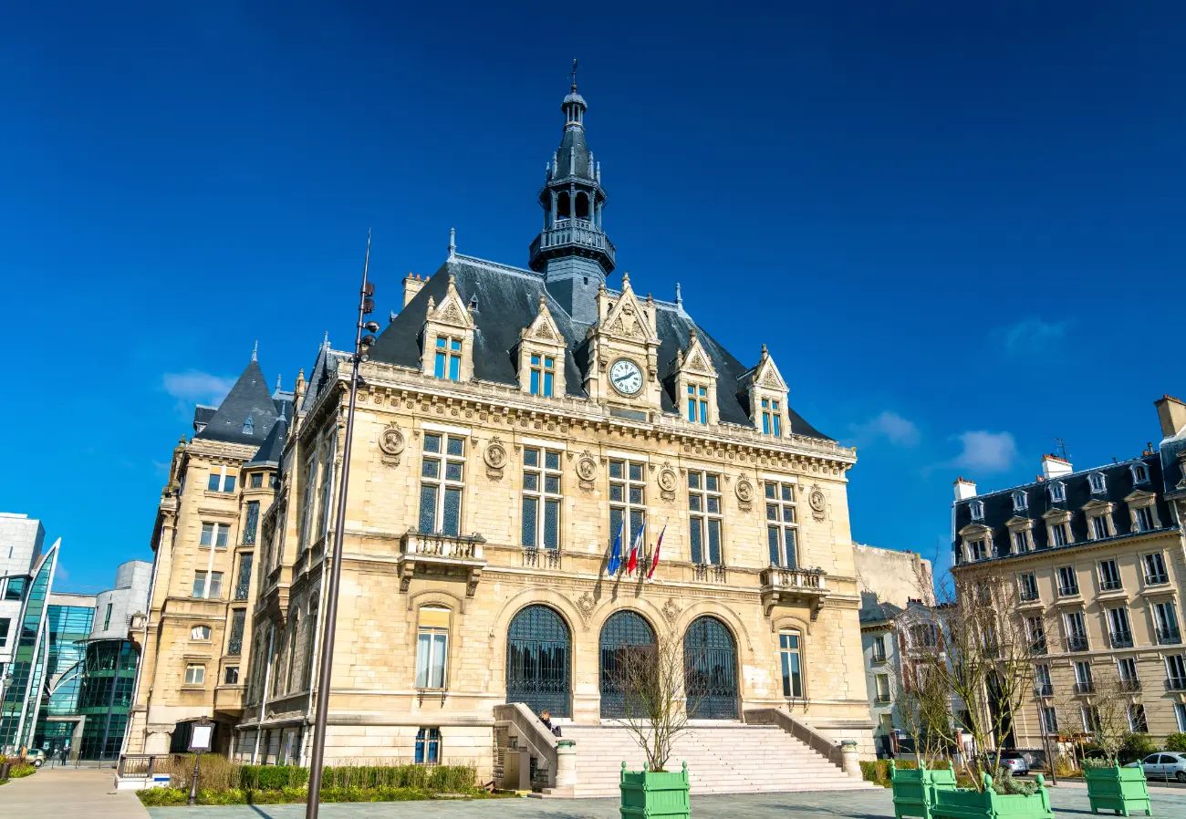 Photo de la mairie de Vincennes avec ciel bleu 