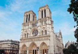 Photo de Notre-Dame de Paris, le ciel bleu 