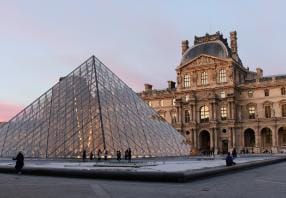Photos du Louvre et de sa pyramide en premier plan de jour