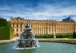 Photo du château de Versailles en premier plan et, au second plan, le château de Versailles